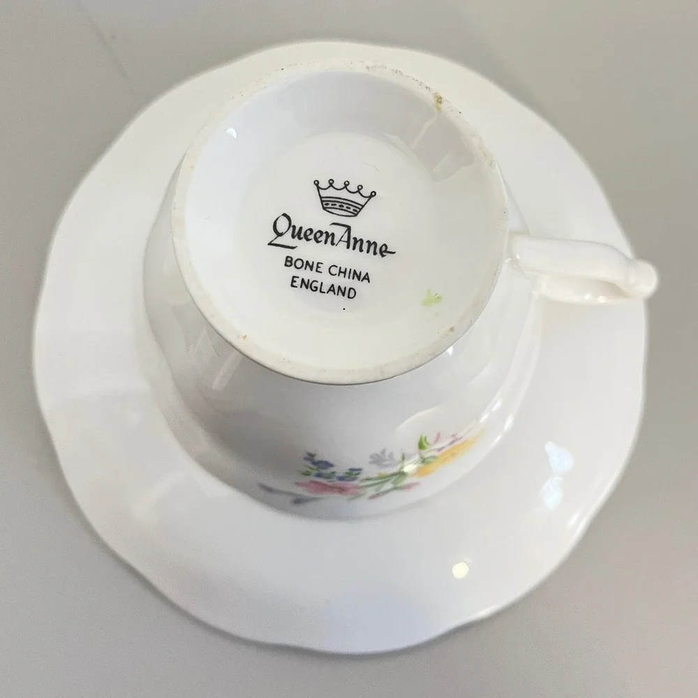 Vintage‎ Queen Anne Bone China England Teacup and Saucer Set Floral Gold Trim